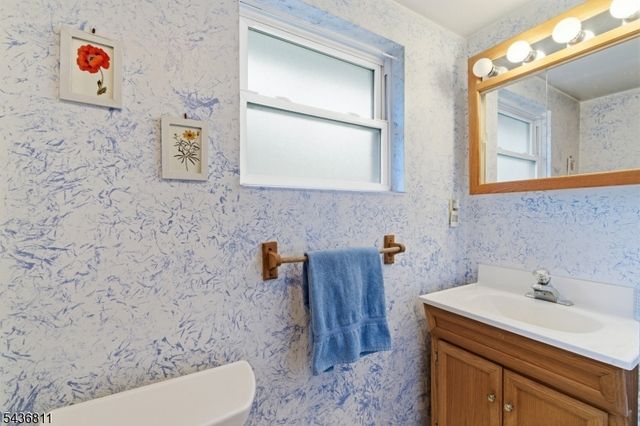 40 E Shore Dr, Hampton Twp., NJ 07860