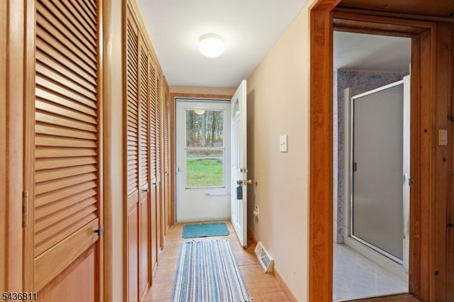 40 E Shore Dr, Hampton Twp., NJ 07860