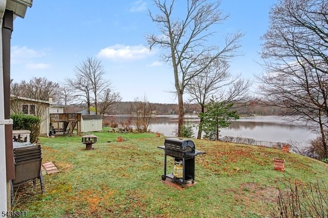 40 E Shore Dr, Hampton Twp., NJ 07860