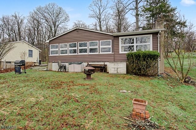 40 E Shore Dr, Hampton Twp., NJ 07860