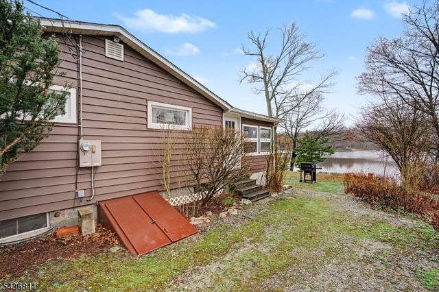 40 E Shore Dr, Hampton Twp., NJ 07860