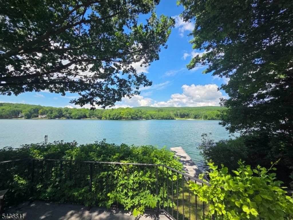 40 E Shore Dr, Hampton Twp., NJ 07860