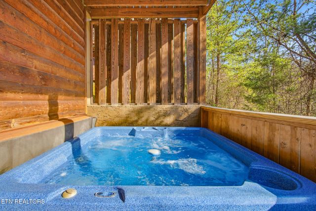 570 Country Oaks Drive, Pigeon Forge, TN 37863