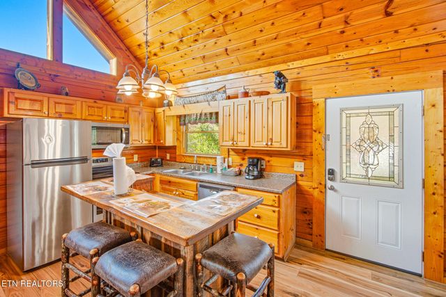 570 Country Oaks Drive, Pigeon Forge, TN 37863