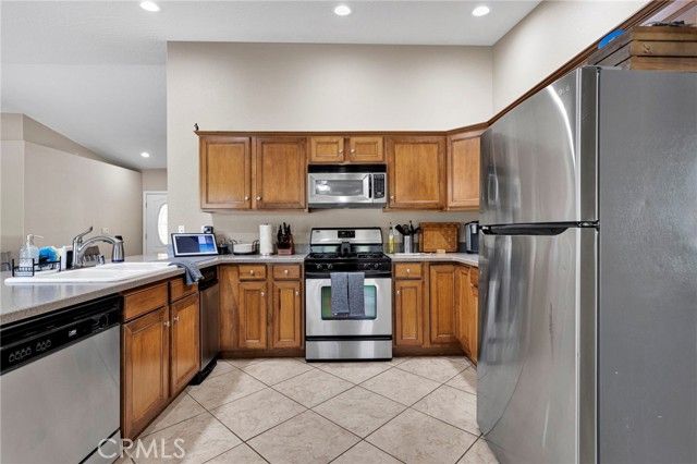 17594 Bangor, Hesperia, CA 92345