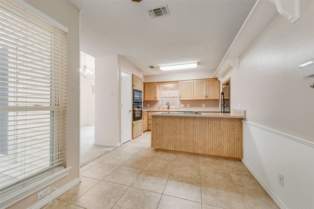 302 Manana Drive, Grand Prairie, TX 75050