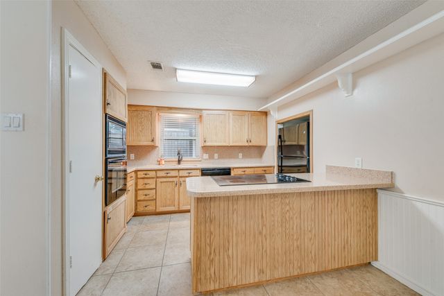 302 Manana Drive, Grand Prairie, TX 75050