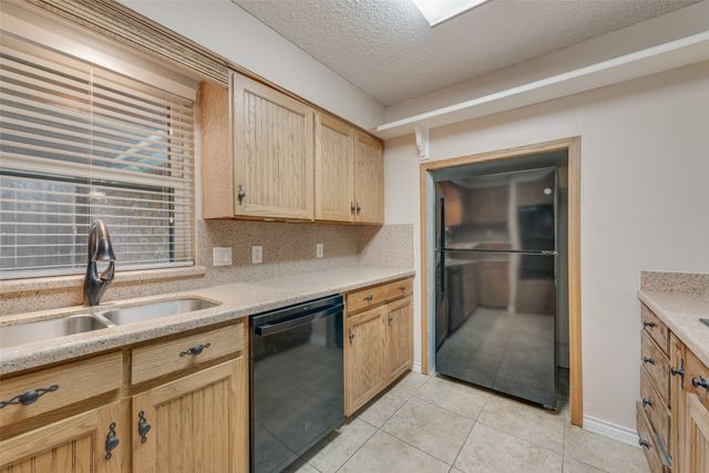 302 Manana Drive, Grand Prairie, TX 75050