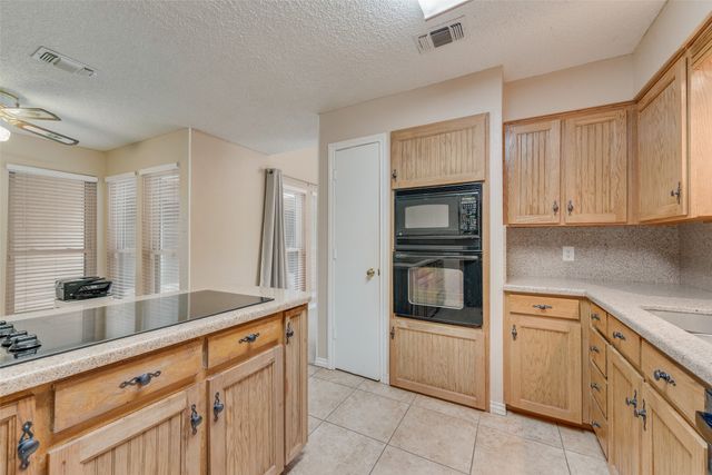 302 Manana Drive, Grand Prairie, TX 75050