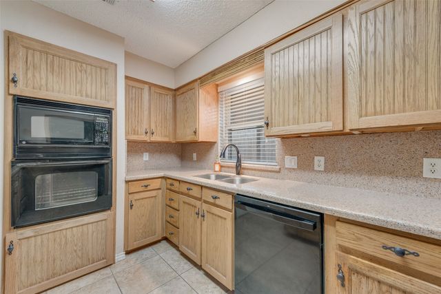 302 Manana Drive, Grand Prairie, TX 75050