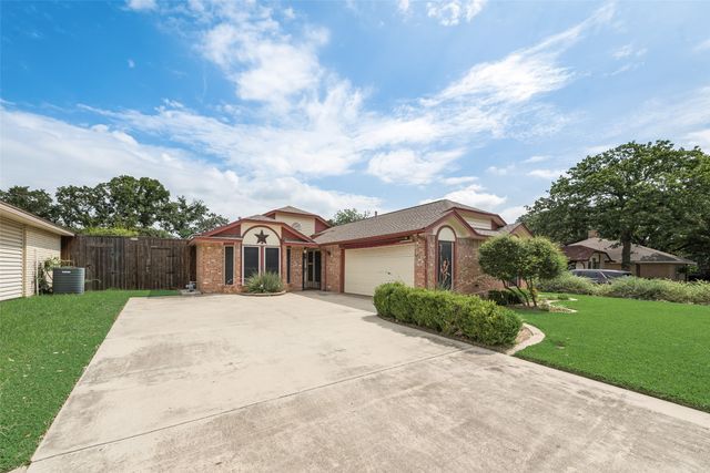 302 Manana Drive, Grand Prairie, TX 75050