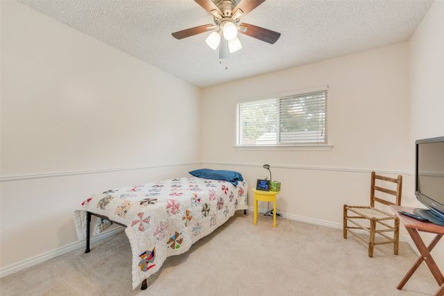 302 Manana Drive, Grand Prairie, TX 75050