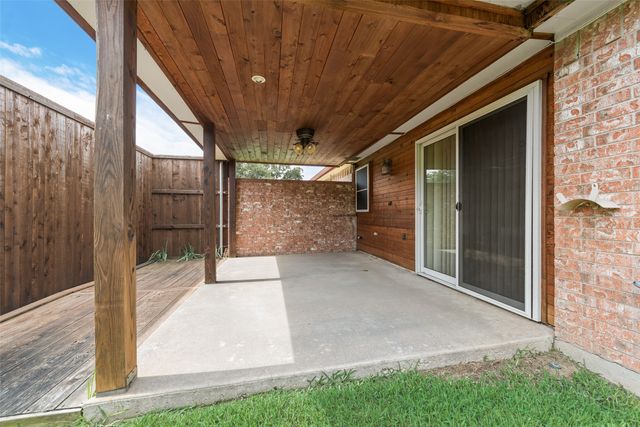 302 Manana Drive, Grand Prairie, TX 75050