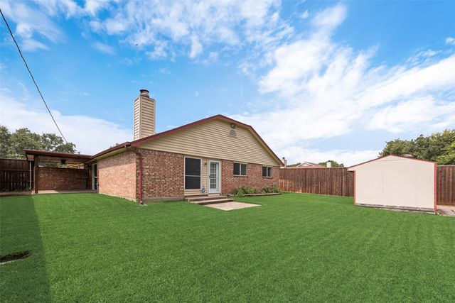 302 Manana Drive, Grand Prairie, TX 75050