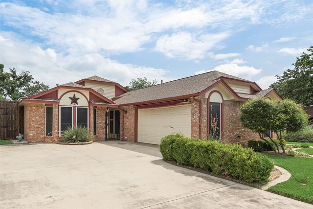 302 Manana Drive, Grand Prairie, TX 75050