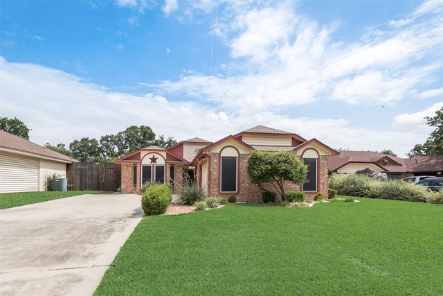 302 Manana Drive, Grand Prairie, TX 75050