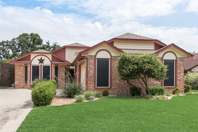 302 Manana Drive, Grand Prairie, TX 75050