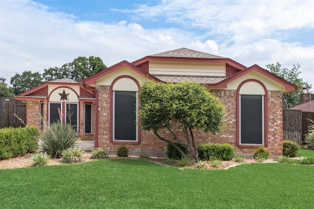 302 Manana Drive, Grand Prairie, TX 75050