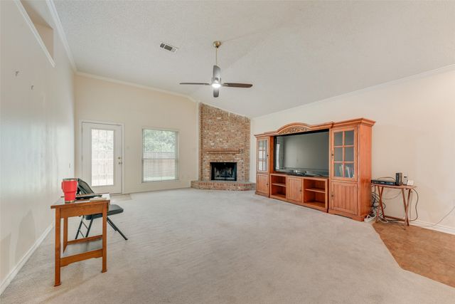 302 Manana Drive, Grand Prairie, TX 75050