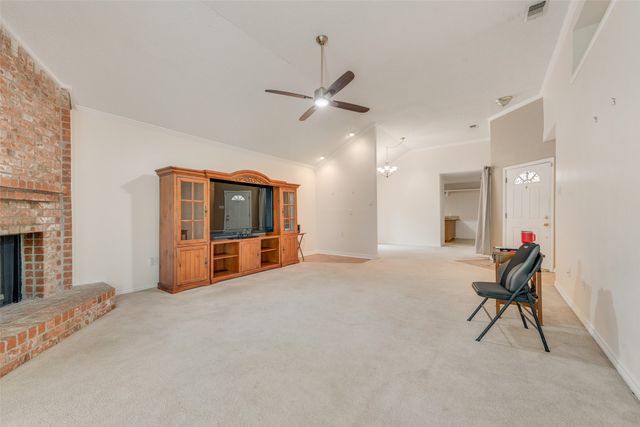 302 Manana Drive, Grand Prairie, TX 75050