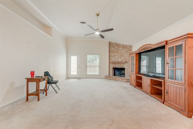 302 Manana Drive, Grand Prairie, TX 75050