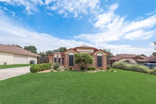 302 Manana Drive, Grand Prairie, TX 75050