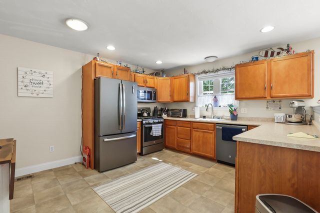 2 Rosemary Ln A, Wareham, MA 02571