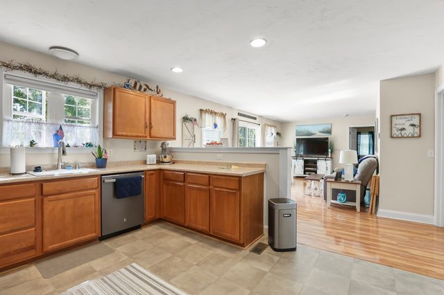 2 Rosemary Ln A, Wareham, MA 02571