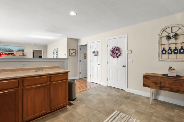2 Rosemary Ln A, Wareham, MA 02571