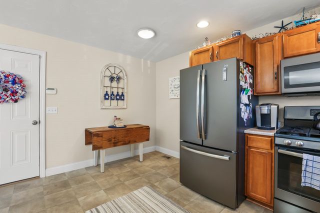 2 Rosemary Ln A, Wareham, MA 02571