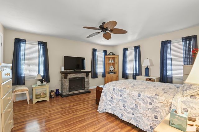 2 Rosemary Ln A, Wareham, MA 02571