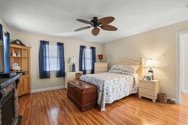 2 Rosemary Ln A, Wareham, MA 02571