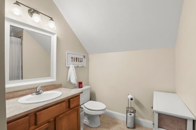 2 Rosemary Ln A, Wareham, MA 02571