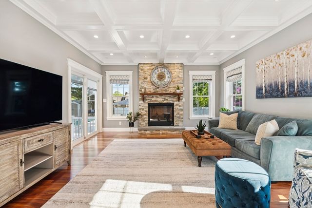 6 Suntaug Street, Lynnfield, MA 01940