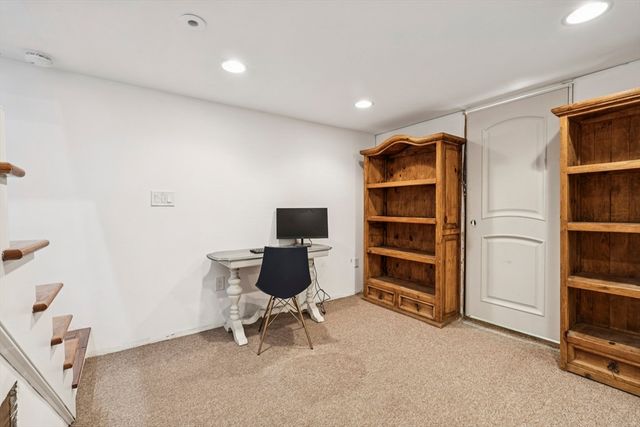 6 Suntaug Street, Lynnfield, MA 01940