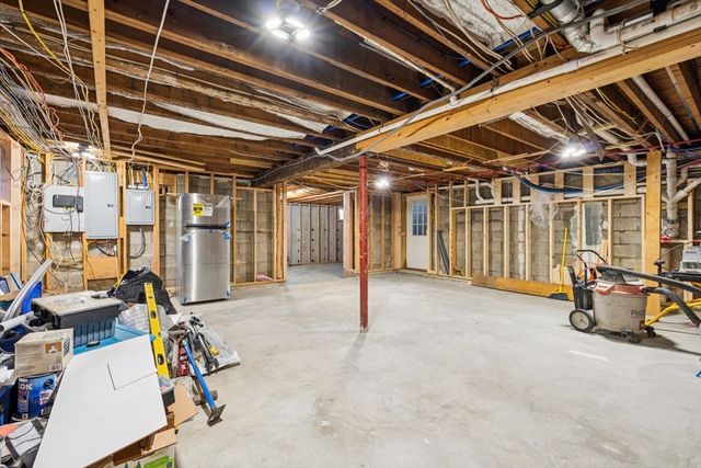 6 Suntaug Street, Lynnfield, MA 01940