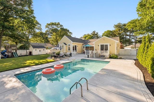 6 Suntaug Street, Lynnfield, MA 01940