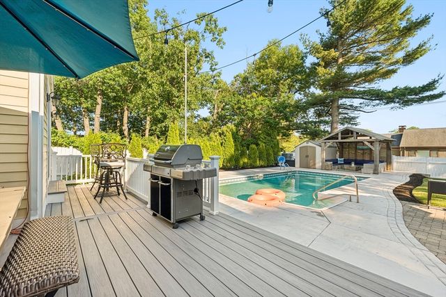 6 Suntaug Street, Lynnfield, MA 01940