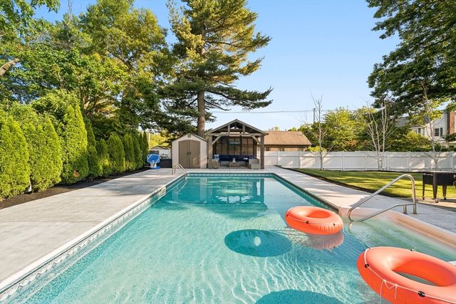 6 Suntaug Street, Lynnfield, MA 01940