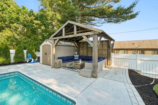 6 Suntaug Street, Lynnfield, MA 01940