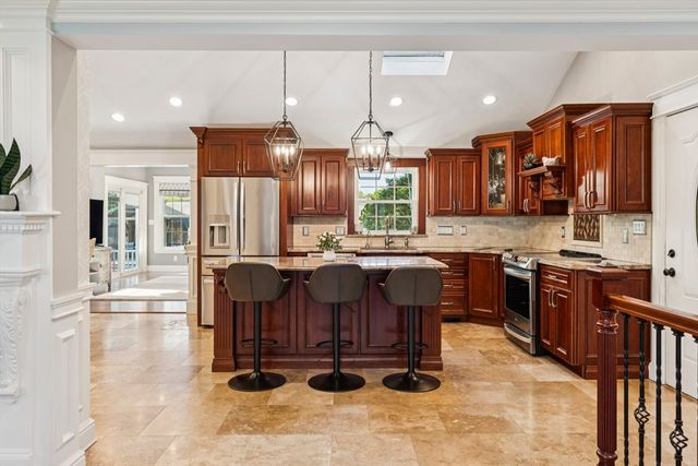 6 Suntaug Street, Lynnfield, MA 01940