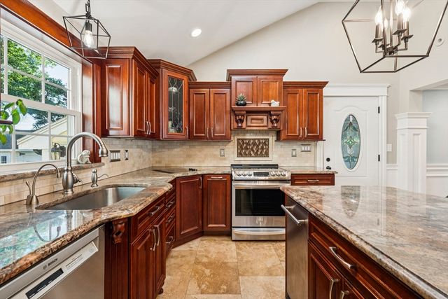 6 Suntaug Street, Lynnfield, MA 01940