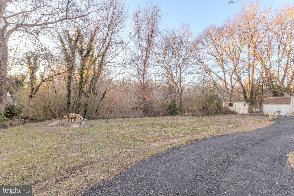 Image 4 of property listing at 1168 MARLBORO RD, Lothian, MD 20711