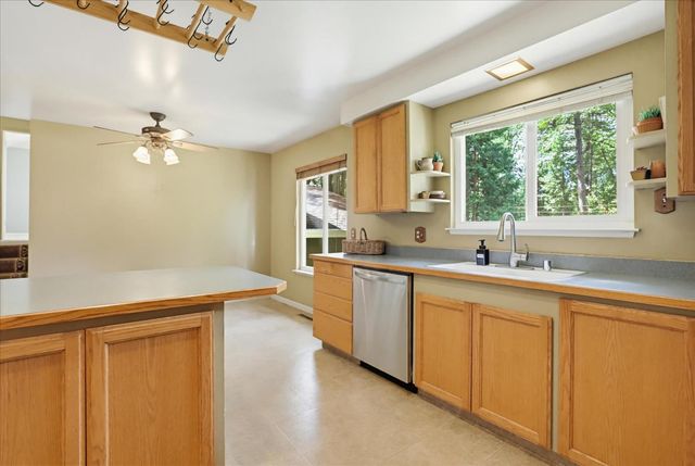 15186 Meadow Dr, Grass Valley, CA 95945