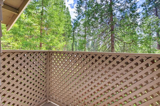 15186 Meadow Dr, Grass Valley, CA 95945
