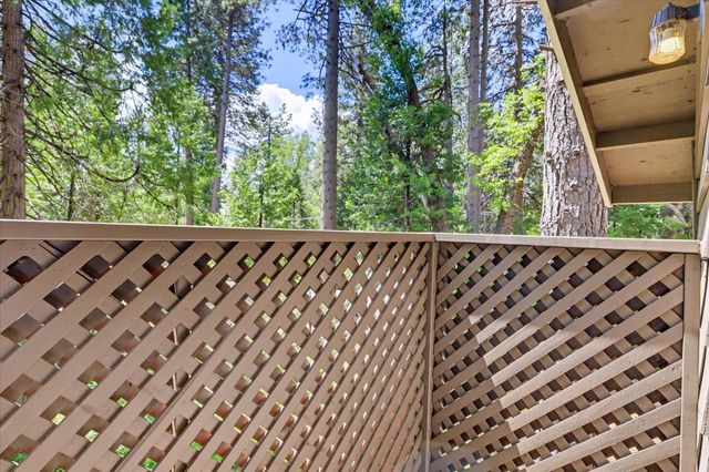 15186 Meadow Dr, Grass Valley, CA 95945