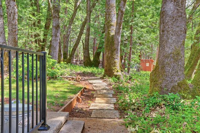 15186 Meadow Dr, Grass Valley, CA 95945