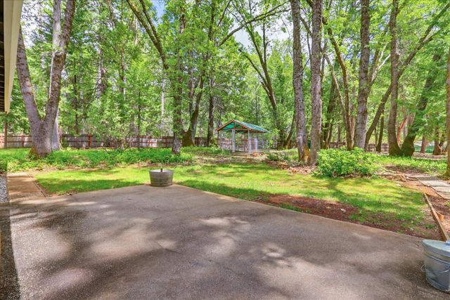 15186 Meadow Dr, Grass Valley, CA 95945