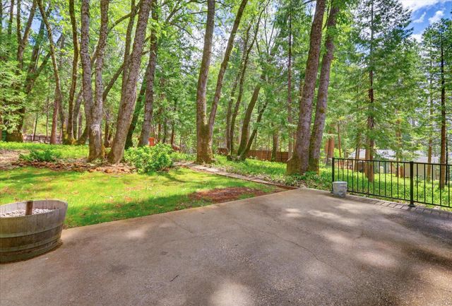 15186 Meadow Dr, Grass Valley, CA 95945