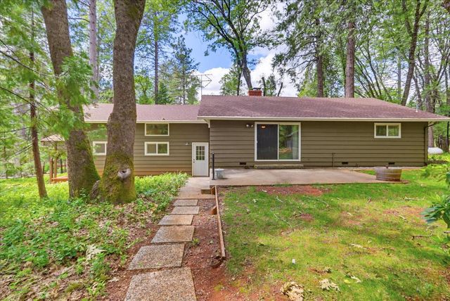 15186 Meadow Dr, Grass Valley, CA 95945
